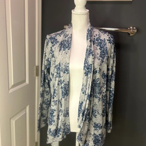 👩🏽🍼BEST NURSING SWEATER EVER. Size M Jessica Simpson. Multiple ways to wear. - Picture 7 of 15